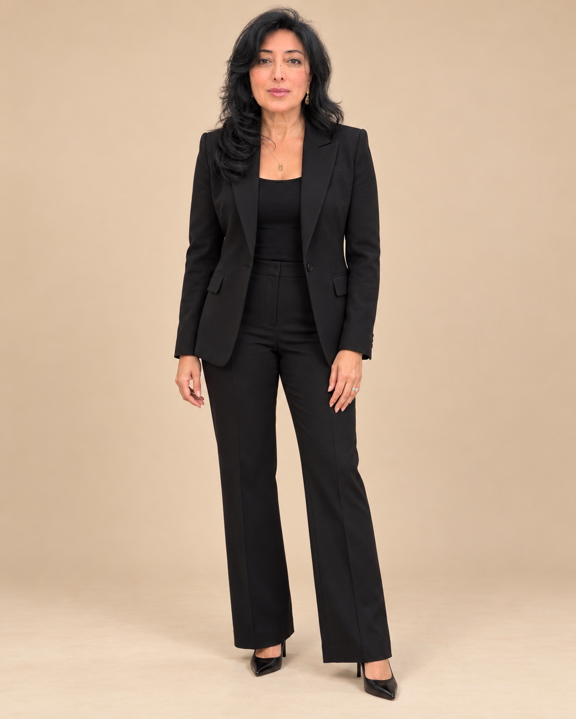 Veronica Yeary, REALTOR®, de cuerpo completo sobre fondo claro