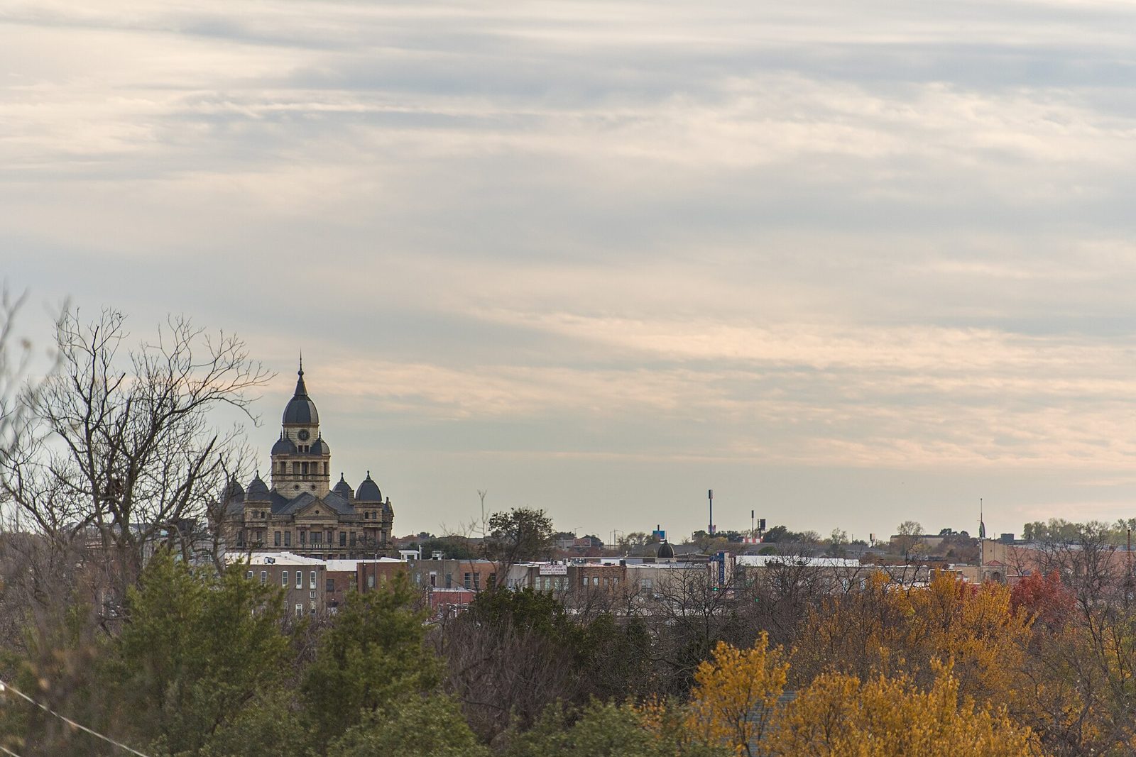 El juzgado de la plaza de Denton, en otoño