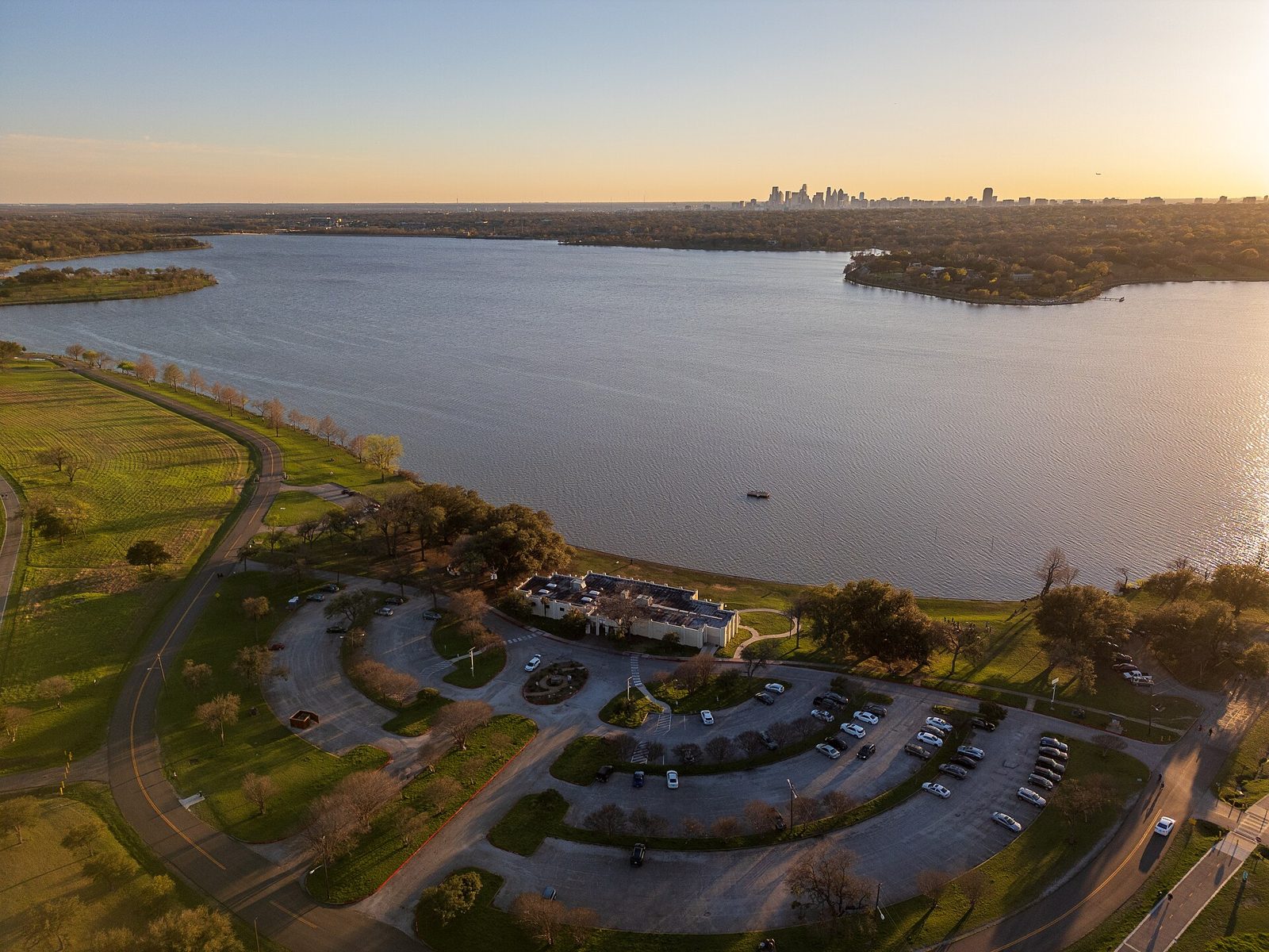 El lago White Rock al atardecer